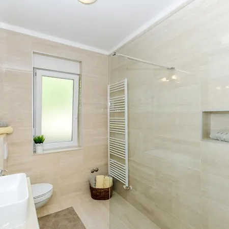 Marante With Heated Private Pool Vila