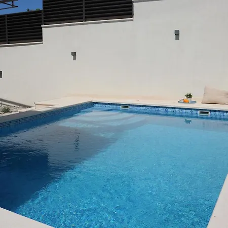 Marante With Heated Private Pool Podstrana