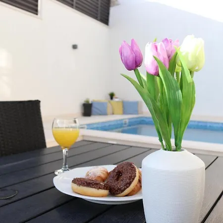 Marante With Heated Private Pool Vila