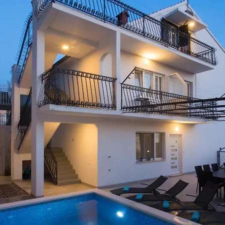 Marante With Heated Private Pool Podstrana