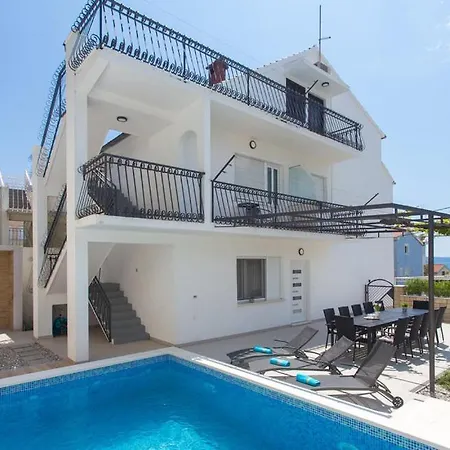 Marante With Heated Private Pool Vila *