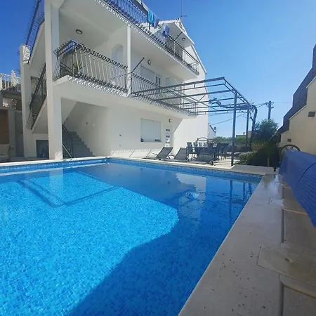 Marante With Heated Private Pool Podstrana