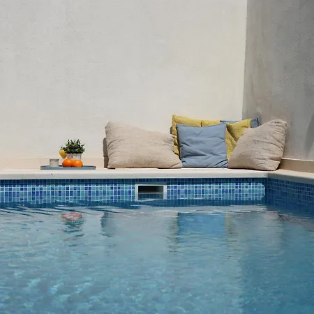 Marante With Heated Private Pool Podstrana