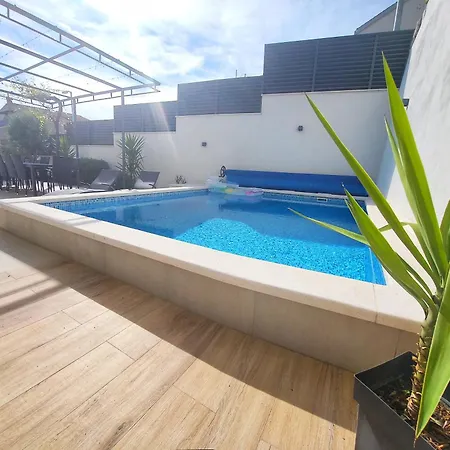 Marante With Heated Private Pool Vila *