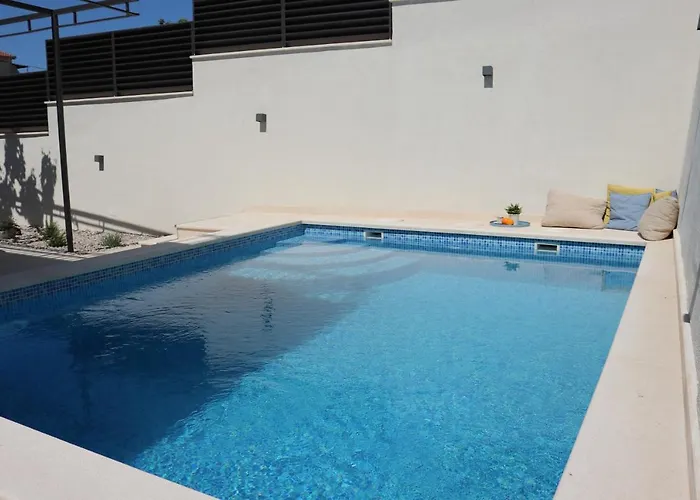 Marante With Heated Private Pool Podstrana