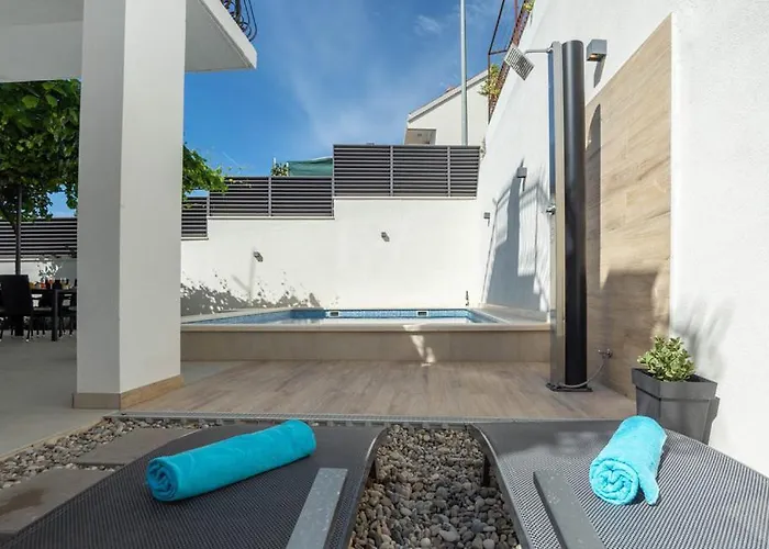 Marante With Heated Private Pool Podstrana