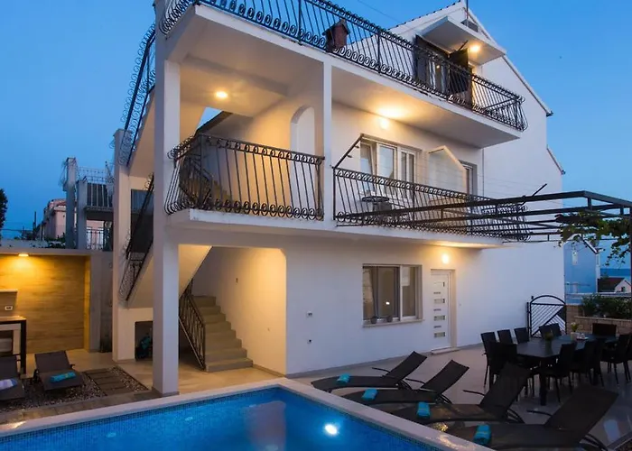 Marante With Heated Private Pool Podstrana